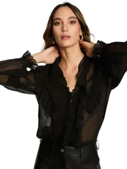 Blouse noire transparente et à volants avec une coupe droite et un col V