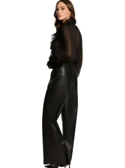 Blouse noire transparente et à volants avec une coupe droite et un col V