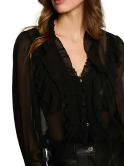 Blouse noire transparente et à volants avec une coupe droite et un col V