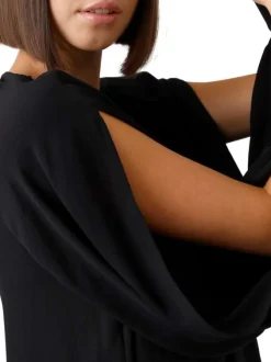 Blouse noire unie avec une coupe droite col rond et à manches longues