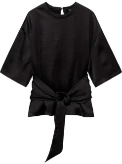 Blouse noire unie avec une coupe droite à col rond et un bouton de fermeture