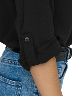Blouse noire unie à coupe fluide et à col v avec des manches 3/4 boutonnées