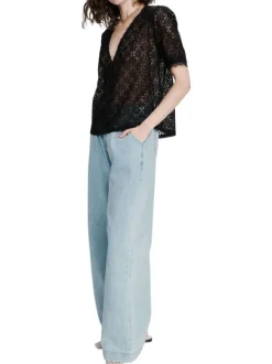 Blouse noire unie en dentelle avec une coupe droite et un col rond