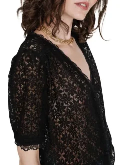 Blouse noire unie en dentelle avec une coupe droite et un col rond