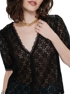 Blouse noire unie en dentelle avec une coupe droite et un col rond
