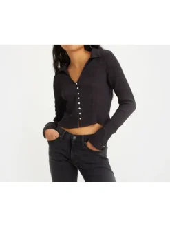 Blouse noire unie en maille côtelé avec boutons argentés métallisés