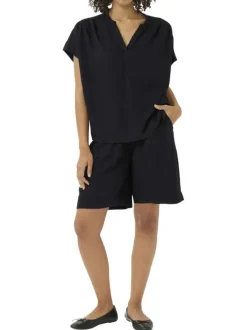 Blouse noire unie pourvue d'un col tunisien et de manches courtes