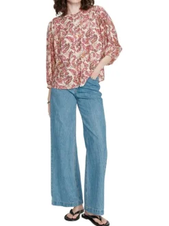 Blouse rose à motifs pourvue d'un col rond et de manches longues