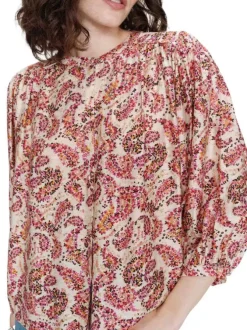 Blouse rose à motifs pourvue d'un col rond et de manches longues