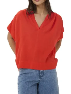 Blouse rouge unie pourvue d'un col tunisien et de manches courtes
