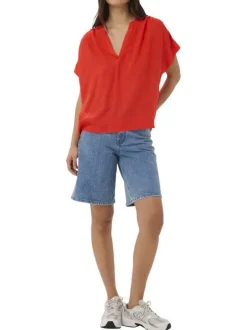 Blouse rouge unie pourvue d'un col tunisien et de manches courtes