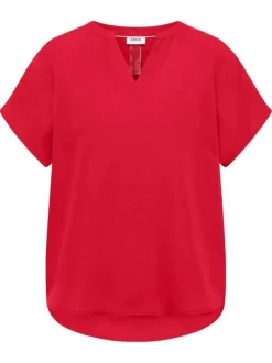 Blouse rouge unie pourvue d'une coupe large et d'un col tunisien