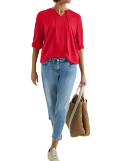 Blouse rouge unie pourvue d'une coupe large et d'un col tunisien