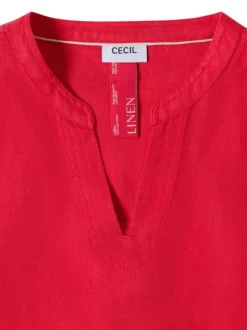 Blouse rouge unie pourvue d'une coupe large et d'un col tunisien
