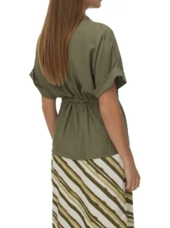 Blouse verte pourvue d'un col à revers et de manches courtes
