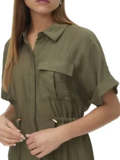 Blouse verte pourvue d'un col à revers et de manches courtes