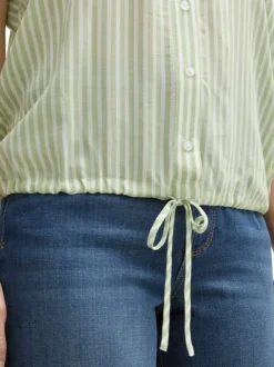 Blouse verte à rayures blanches avec une coupe loose fit et un col v profond