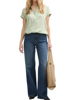 Blouse verte à rayures blanches avec une coupe loose fit et un col v profond