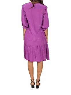 Blouse violette unie coupe droite avec un col tunisien resserré élastiquement à l'extrémité des manches