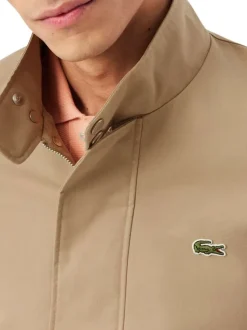Blouson beige à coupe ajustée pourvu d'un col à boutons pression