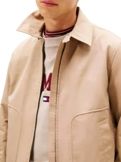 Blouson beige à coupe ajustée pourvu d'un col à revers et de manches longues