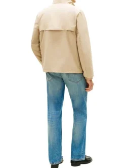 Blouson beige pourvu d'une fermeture zippée ton sur ton et du patch de la marque