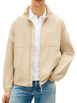 Blouson beige pourvu d'une fermeture zippée ton sur ton et du patch de la marque