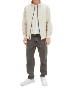 Blouson beige uni coupe droite avec un col montant et des poches latérales