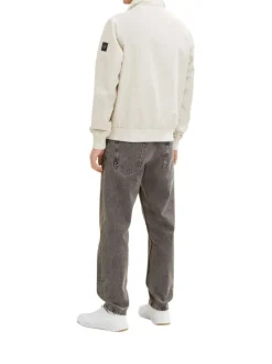 Blouson beige uni coupe droite avec un col montant et des poches latérales