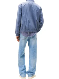 Blouson bleu uni avec une coupe droite col et une fermeture zippée