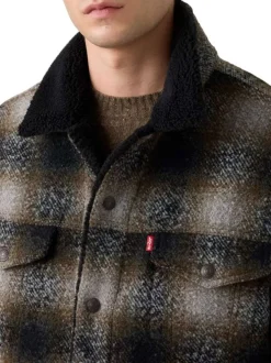 Blouson brun motif écossais avec un col chemise et doublure sherpa