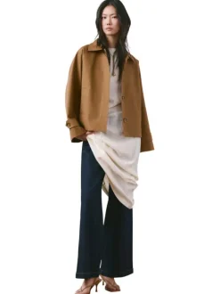 Blouson brun uni pourvu d'une coupe oversize et d'un col chemise
