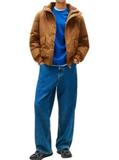 Blouson camel uni avec une coupe ajustée et un col à capuche réglable