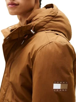 Blouson camel uni avec une coupe ajustée et un col à capuche réglable