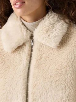 Blouson écru en maille sherpa à coupe coupe droite avec un col à rabats