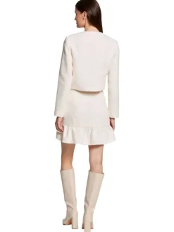 Blouson écru uni court avec une coupe droite, col rond et boutons dorés