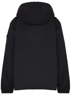 Blouson déperlant noir avec col à capuche, zip tricolore et logo de la marque