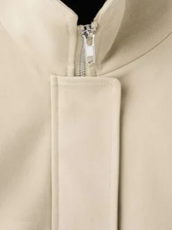 Blouson en coton beige uni pourvu d'une coupe droite et d'un col montant