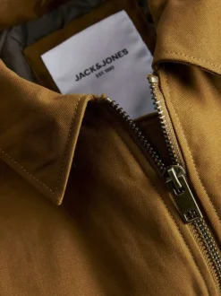 Blouson en coton camel uni avec une coupe droite et un col à revers