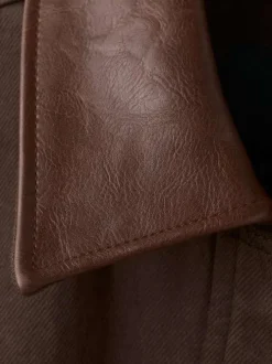 Blouson en coton chocolat uni pourvu d'un col chemise et d'une coupe droite