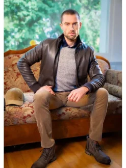 Blouson en cuir de mouton marron uni avec une coupe droite et un col montant
