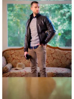 Blouson en cuir de mouton marron uni avec une coupe droite et un col montant