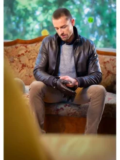 Blouson en cuir de mouton marron uni avec une coupe droite et un col montant