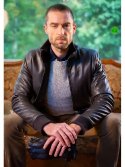 Blouson en cuir de mouton marron uni avec une coupe droite et un col montant