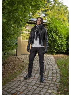 Blouson en cuir marron avec une coupe droite et une capuche amovible