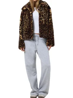 Blouson en fausse fourrure léopard avec un col à revers et une coupe droite