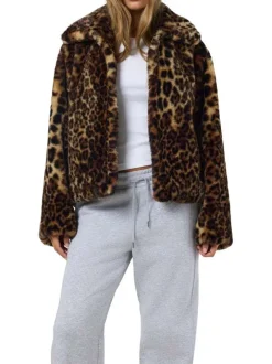 Blouson en fausse fourrure léopard avec un col à revers et une coupe droite