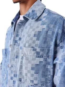 Blouson en Jean bleu géométrique avec une coupe droite et un col boutonné