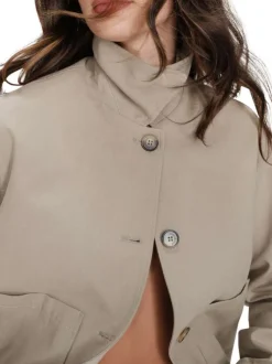 Blouson en jean tilleul uni avec une coupe droite et un col à revers