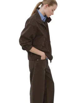 Blouson en lin marron uni pourvu d'une coupe oversize et d'un col montant
